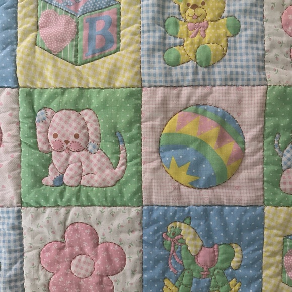 Vintage handmade quilted baby blanket - Picture 4 of 7